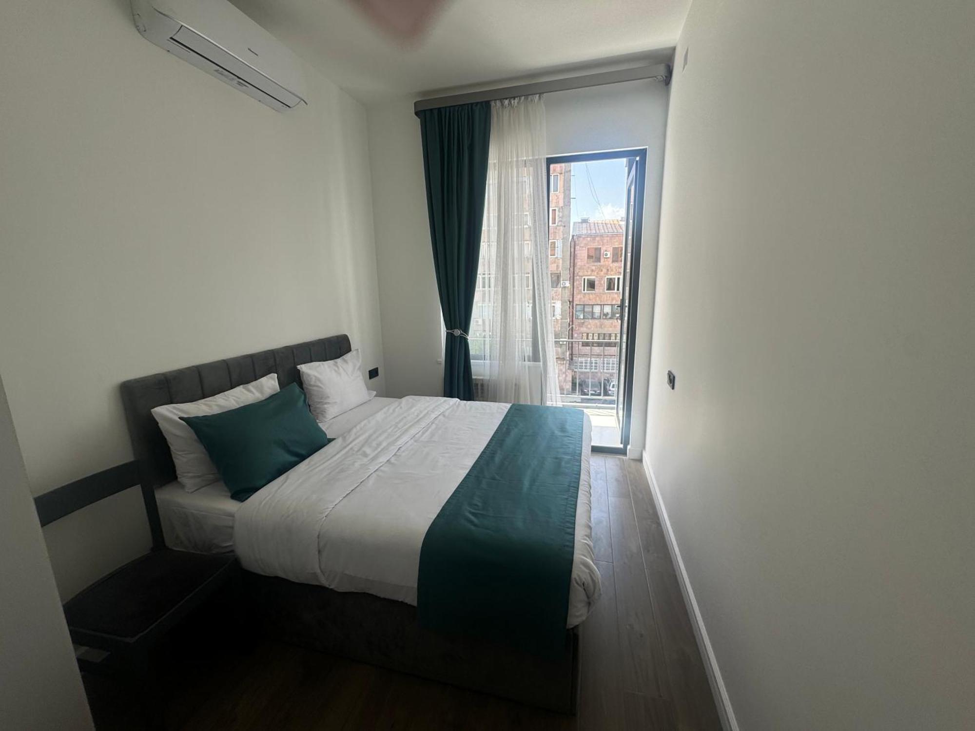 Luxe Apartment In Center 耶烈万 外观 照片