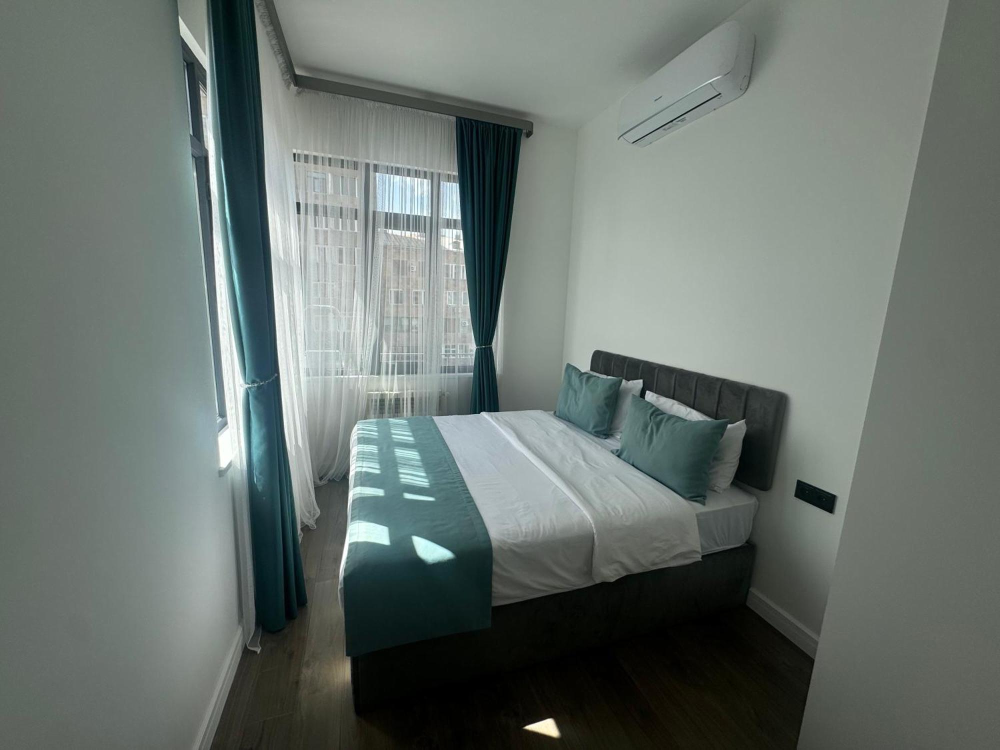 Luxe Apartment In Center 耶烈万 外观 照片